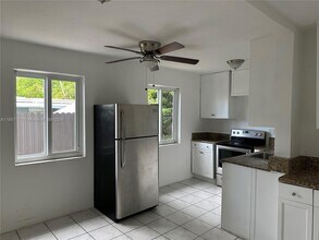 1045 NW 27th St in Miami, FL - Building Photo - Building Photo