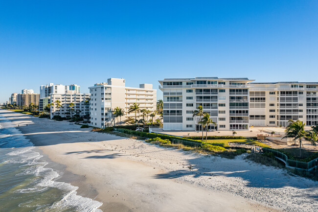 Regency Towers East in Naples, FL - Foto de edificio - Building Photo