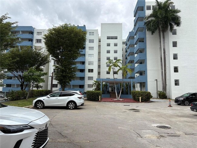 5050 NW 7th St in Miami, FL - Building Photo - Building Photo