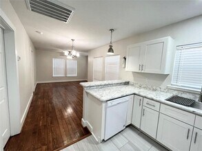 624 E Magnolia St in Angleton, TX - Building Photo - Building Photo