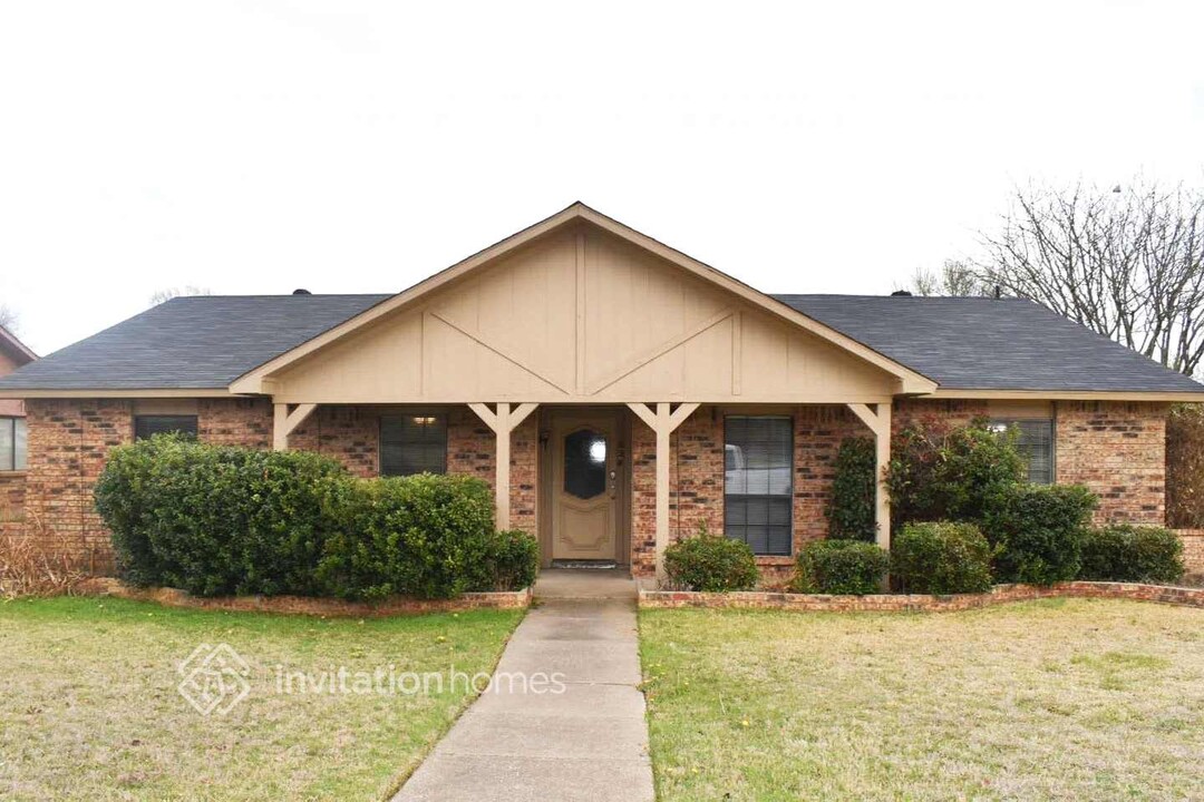 828 Wood Glen in Desoto, TX - Building Photo