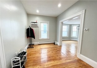 31 Falcon St, Unit 2 in Boston, MA - Foto de edificio - Building Photo