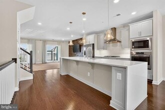 13216 Woodland Park Rd, Unit 1B in Herndon, VA - Foto de edificio - Building Photo