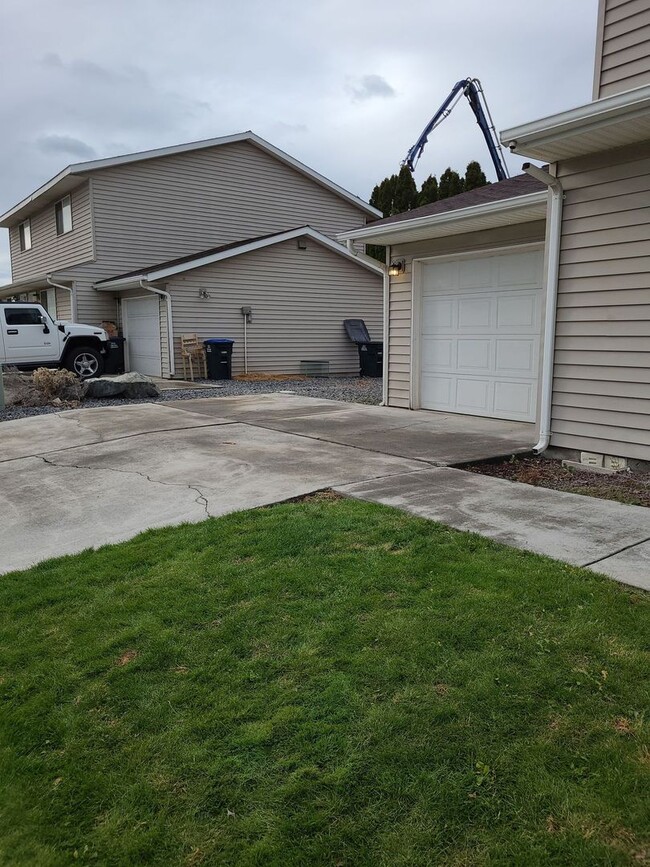 1310-1312 Shaker Pl in Moses Lake, WA - Building Photo - Building Photo