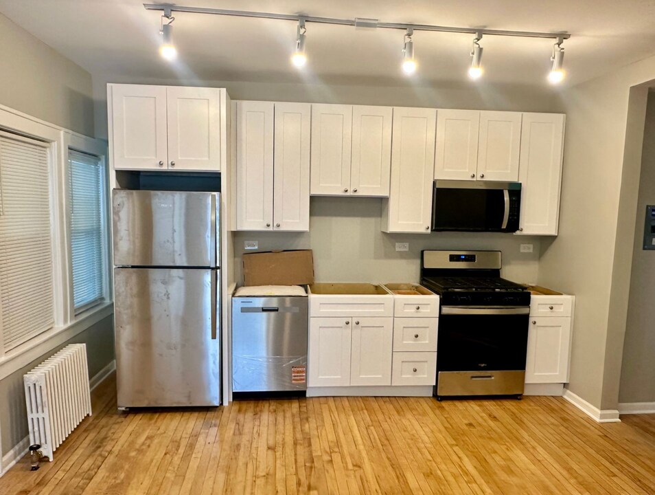 2494 Saint Johns Ave, Unit 1SW in Highland Park, IL - Building Photo
