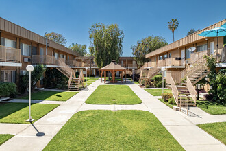 Reseda Village Green in Reseda, CA - Foto de edificio - Building Photo