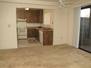 Shadetree North & South in Woodland, CA - Foto de edificio - Building Photo