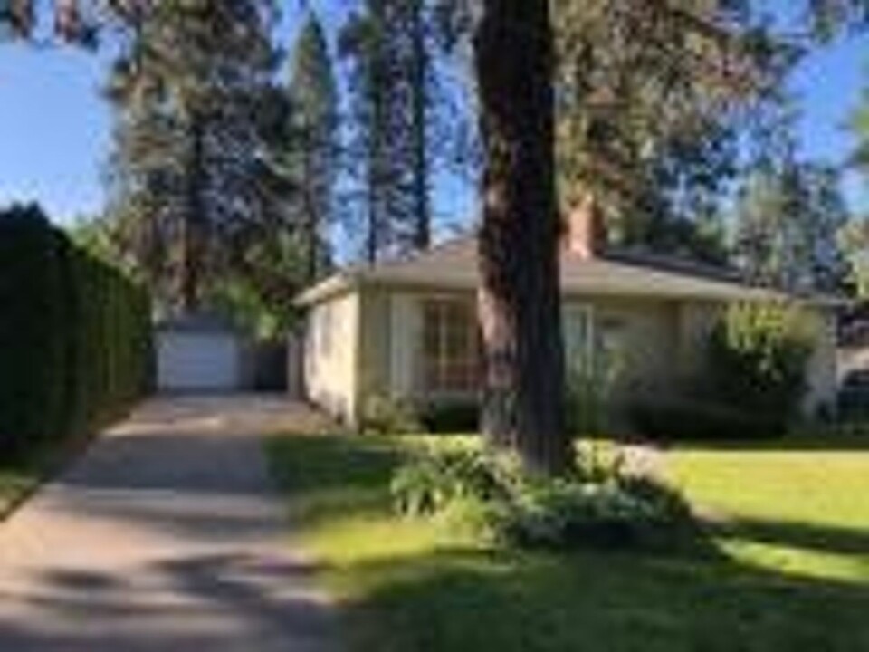 5228 N Allen Pl in Spokane, WA - Foto de edificio