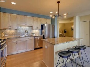 1620 NE Broadway St, Unit 530 in Portland, OR - Foto de edificio - Building Photo