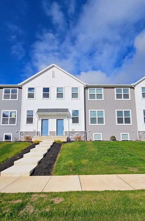 61 N Conifer Dr in Elizabethtown, PA - Building Photo