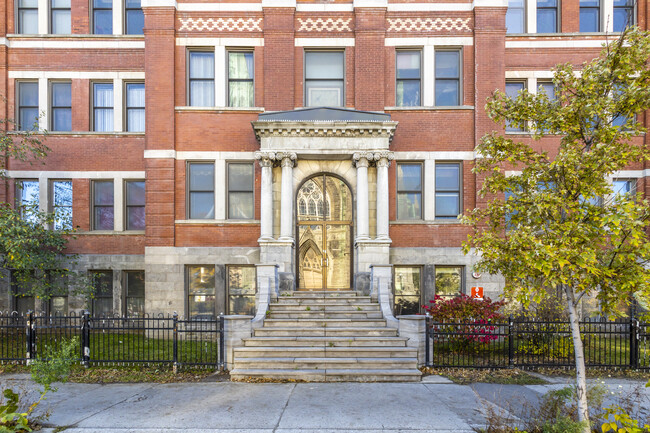 387 E Rue Beaubien in Montréal, QC - Building Photo - Building Photo