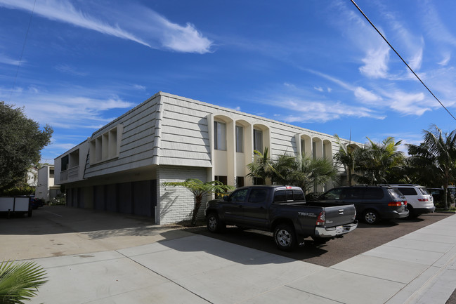 Village Point Apartments in Carlsbad, CA - Foto de edificio - Building Photo