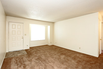 Creekside Apartments in Fresno, CA - Building Photo - Interior Photo