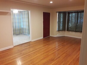 12143 Moorpark St, Unit 910 in Studio City, CA - Foto de edificio - Building Photo