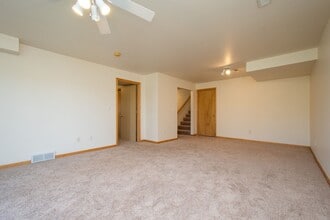 8 Redtail Ct in Coralville, IA - Building Photo - Building Photo