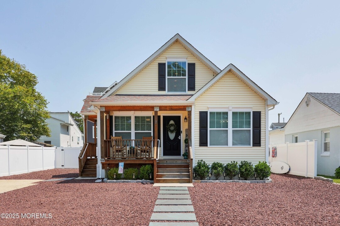 7 Pine Crest Dr in Toms River, NJ - Building Photo