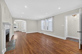 108 La Rue Dr in Huntington, NY - Building Photo - Building Photo