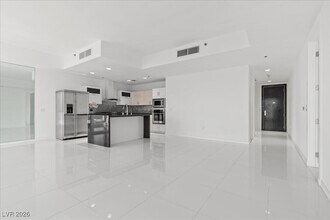 4525 Dean Martin Dr in Las Vegas, NV - Foto de edificio - Building Photo