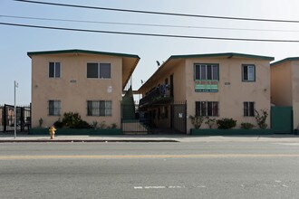 00051-7404 in Los Angeles, CA - Foto de edificio - Building Photo