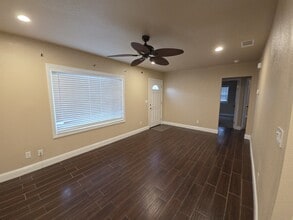 560 Elm Ave in Gustine, CA - Building Photo - Building Photo