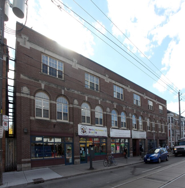 1495-1499 Queen St W