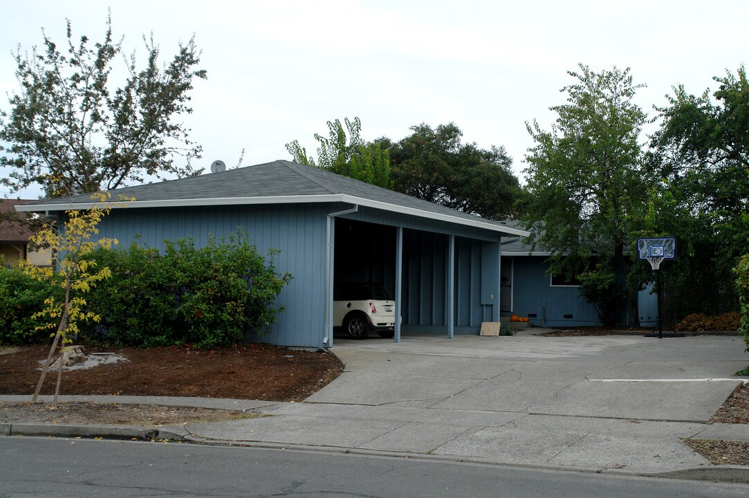 1223 Butte Ct in Santa Rosa, CA - Foto de edificio