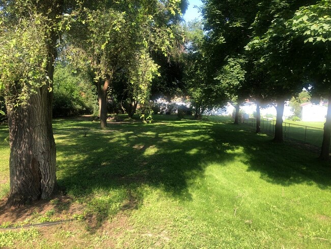 10255 Wayne Rd in Livonia, MI - Foto de edificio - Building Photo