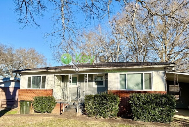 property at 221 Robert E Lee St