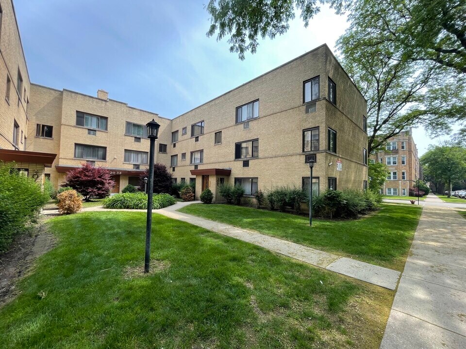 2032 W Jarvis Ave in Chicago, IL - Building Photo