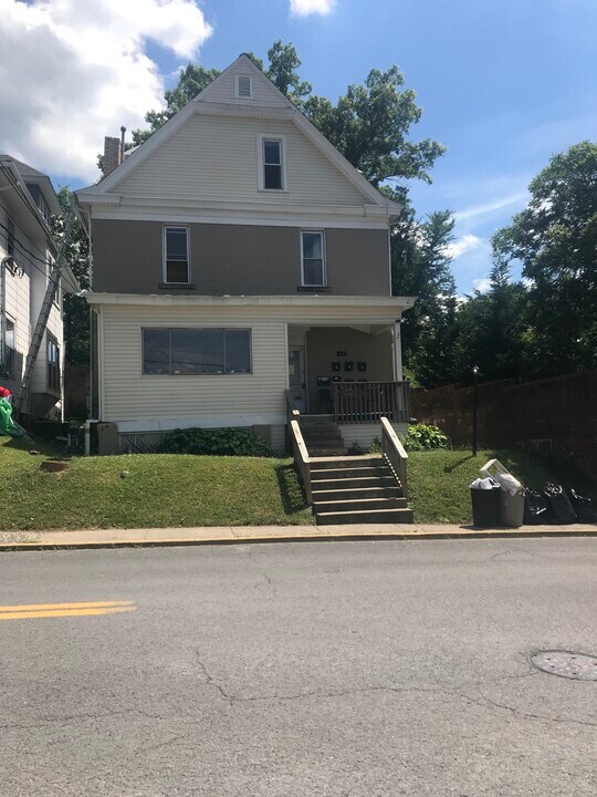 312 Cobun Ave, Unit Apt 4 in Morgantown, WV - Building Photo