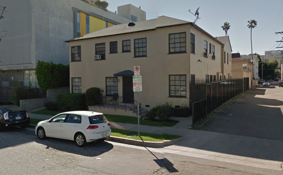 131 N Kings Rd in Los Angeles, CA - Building Photo