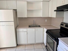 227 SW 9th St in Hallandale Beach, FL - Building Photo