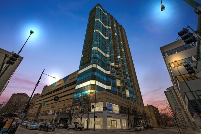 111 W Maple St in Chicago, IL - Building Photo - Building Photo