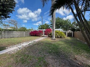1069 Sperling Ave in Naples, FL - Building Photo - Building Photo