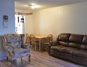 Oakwood Apartments in Reno, NV - Building Photo - Interior Photo