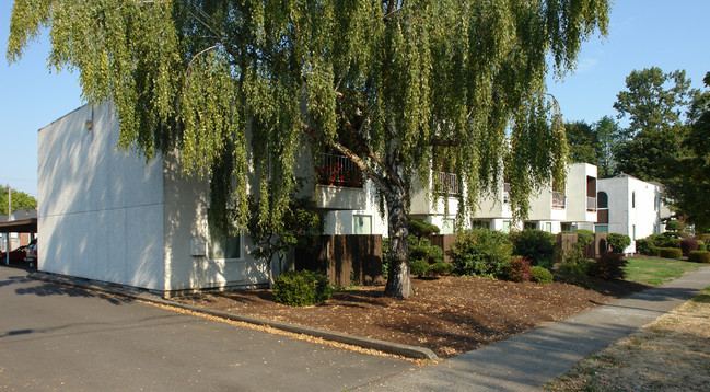 Capitol Mall in Salem, OR - Building Photo - Building Photo