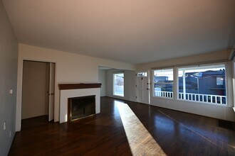 4493 Newport Ave in San Diego, CA - Building Photo - Building Photo