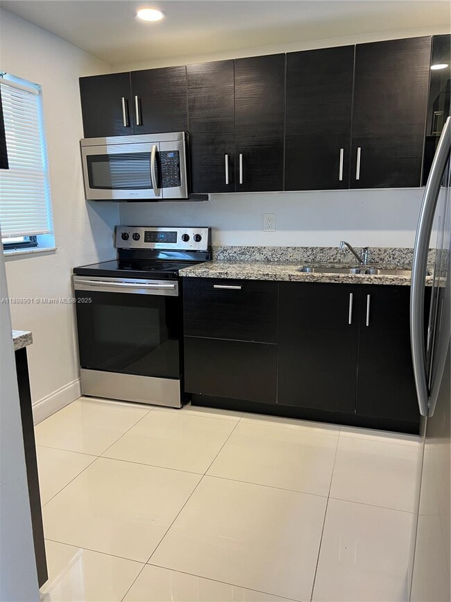 8879A Fontainebleau Blvd in Miami, FL - Building Photo - Building Photo