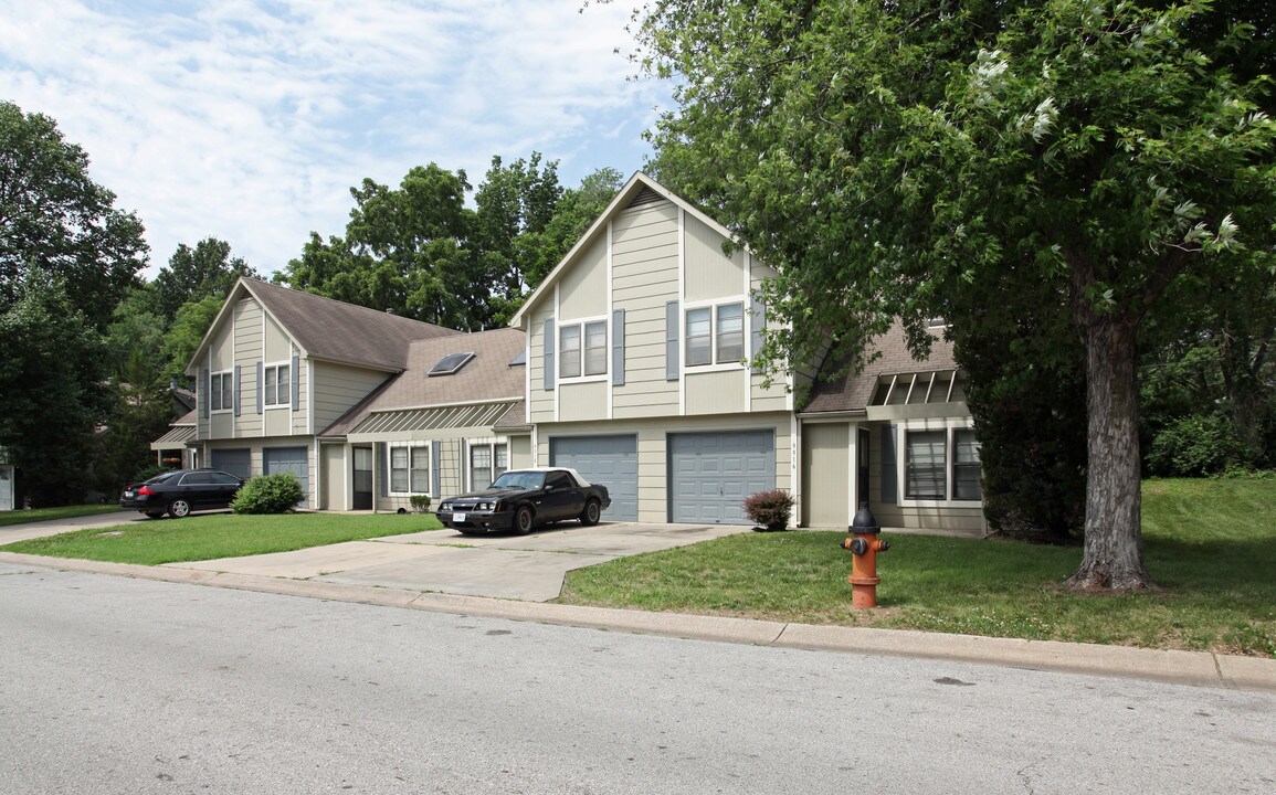 Locust Wood Townhomes in Kansas City, MO - Building Photo