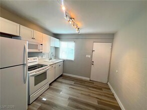225 S 10th St in Las Vegas, NV - Building Photo - Building Photo