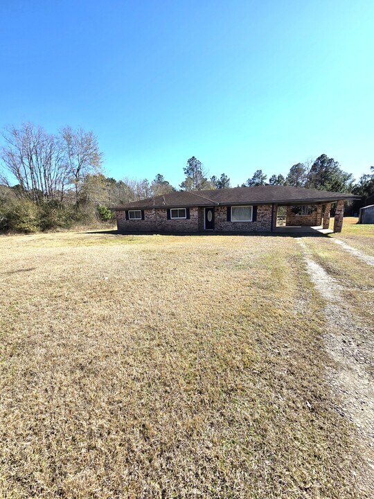 121 County Rd 637 in Buna, TX - Building Photo