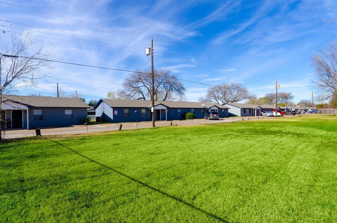 Metker Gardens in Irving, TX - Building Photo