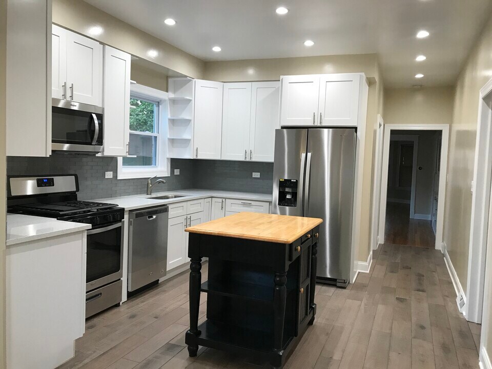 5624 W Byron St in Chicago, IL - Building Photo