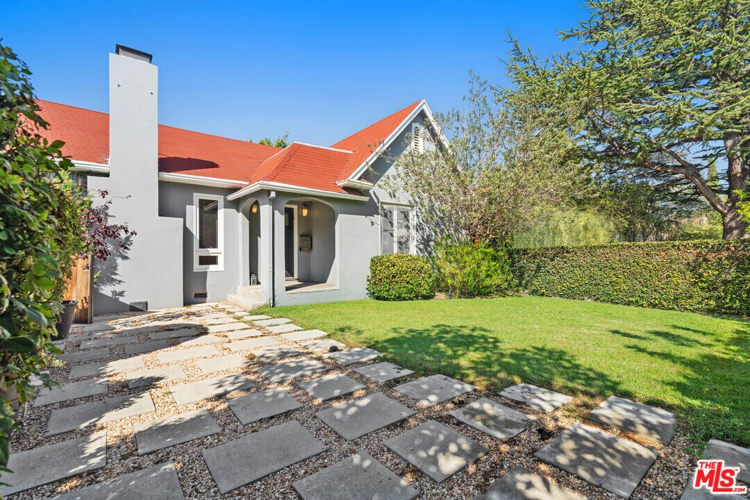 949 S Muirfield Rd in Los Angeles, CA - Building Photo