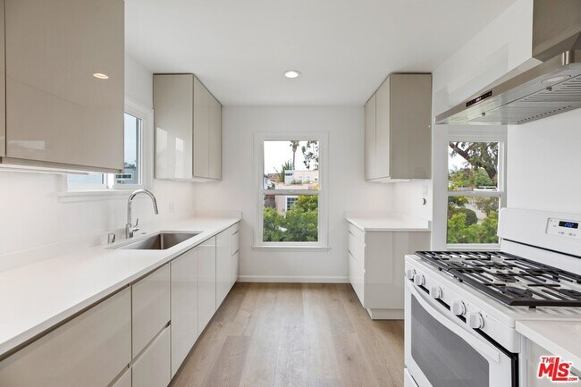 664 Westminster Ave in Los Angeles, CA - Building Photo - Building Photo