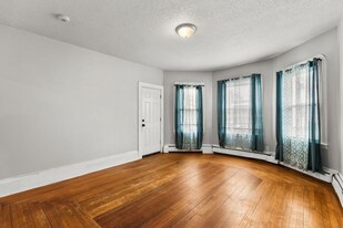 136 Nye St, Unit 1 in New Bedford, MA - Building Photo