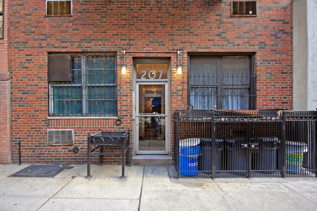 207 E 76th St in New York, NY - Building Photo - Building Photo