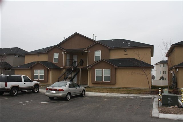 1061 W Pine Ave in Meridian, ID - Foto de edificio - Building Photo