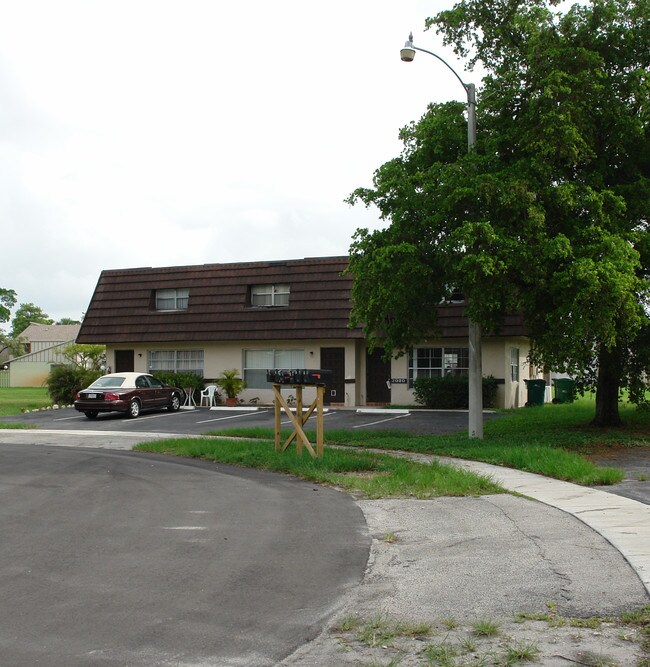 2020 NW 59th Ave in Fort Lauderdale, FL - Foto de edificio - Building Photo