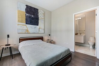 2450 W Armitage Ave in Chicago, IL - Foto de edificio - Building Photo